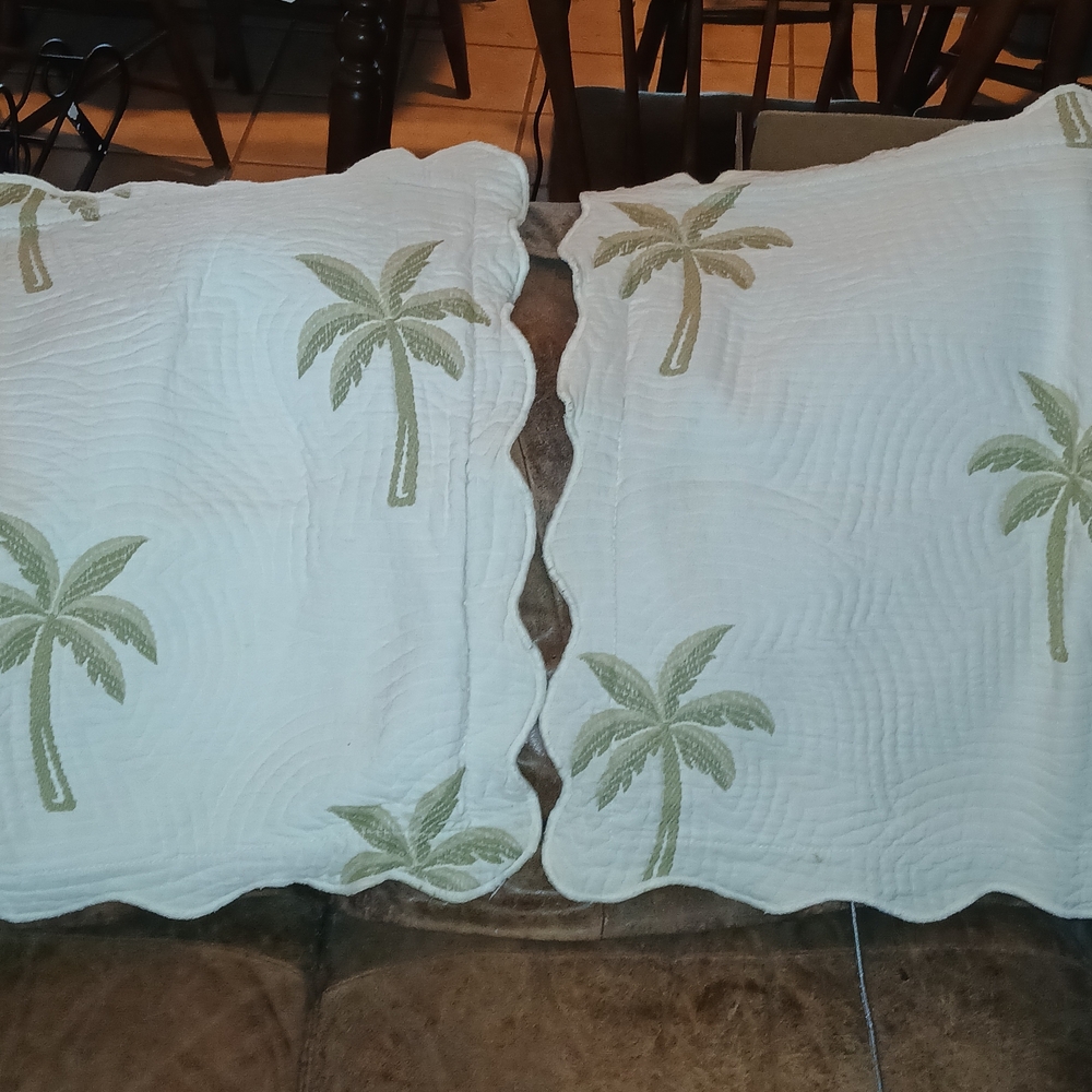 Waverly White Cotton Matelassé Label with Teal Logo